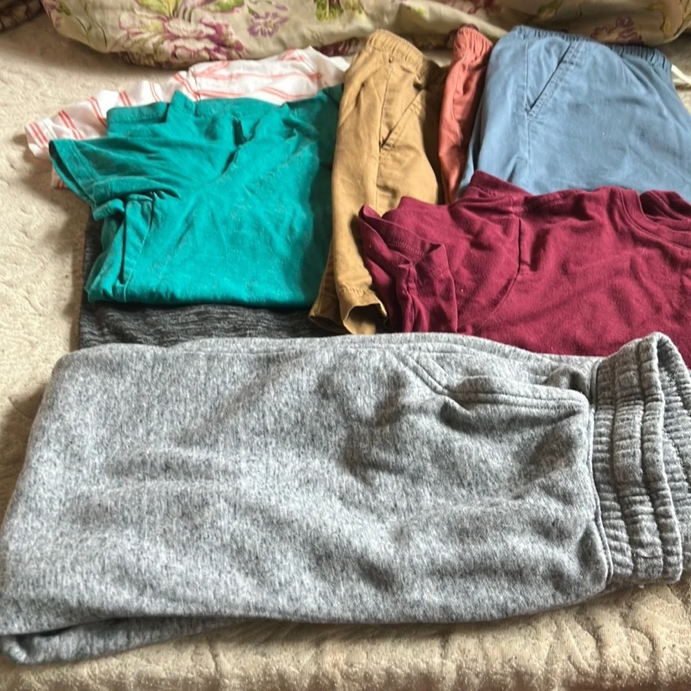 Kids clothes bundle 7-shirts,3-short sleeve shirts, 4-ling sleeve 1 sweatpants